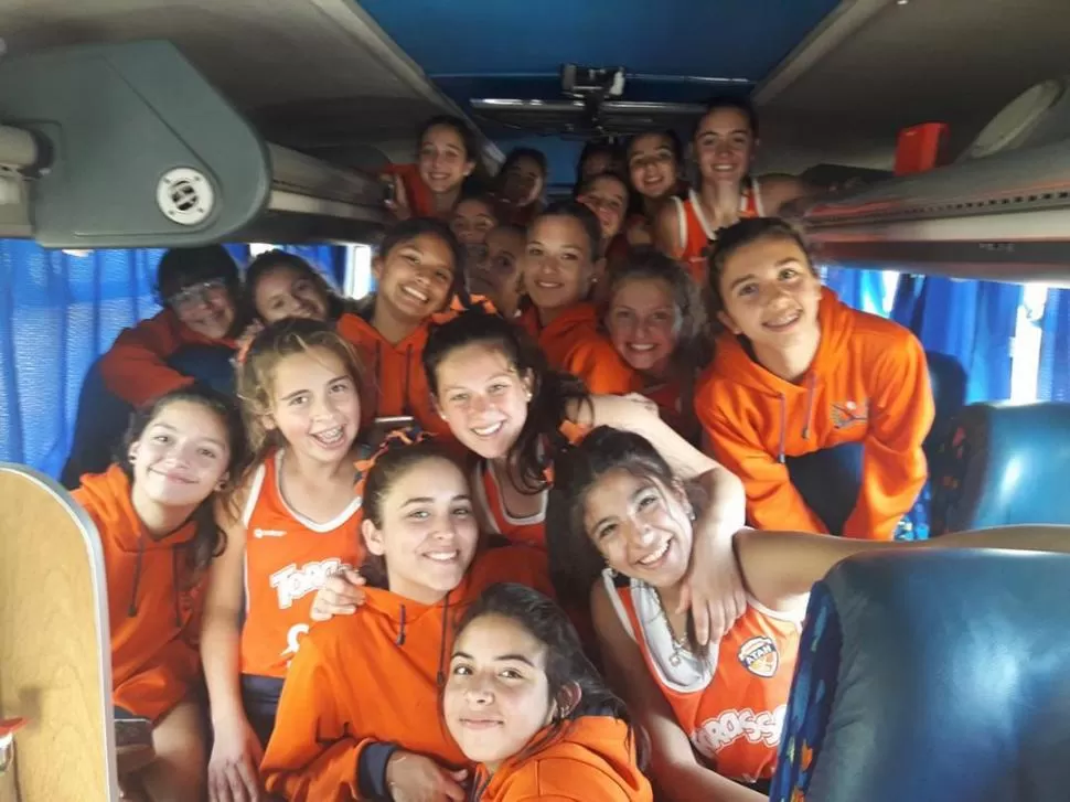 A LA CANCHA. Las chicas jugaron bien, y hubo buenos aportes individuales. foto de ANAHÍ TOTONGI