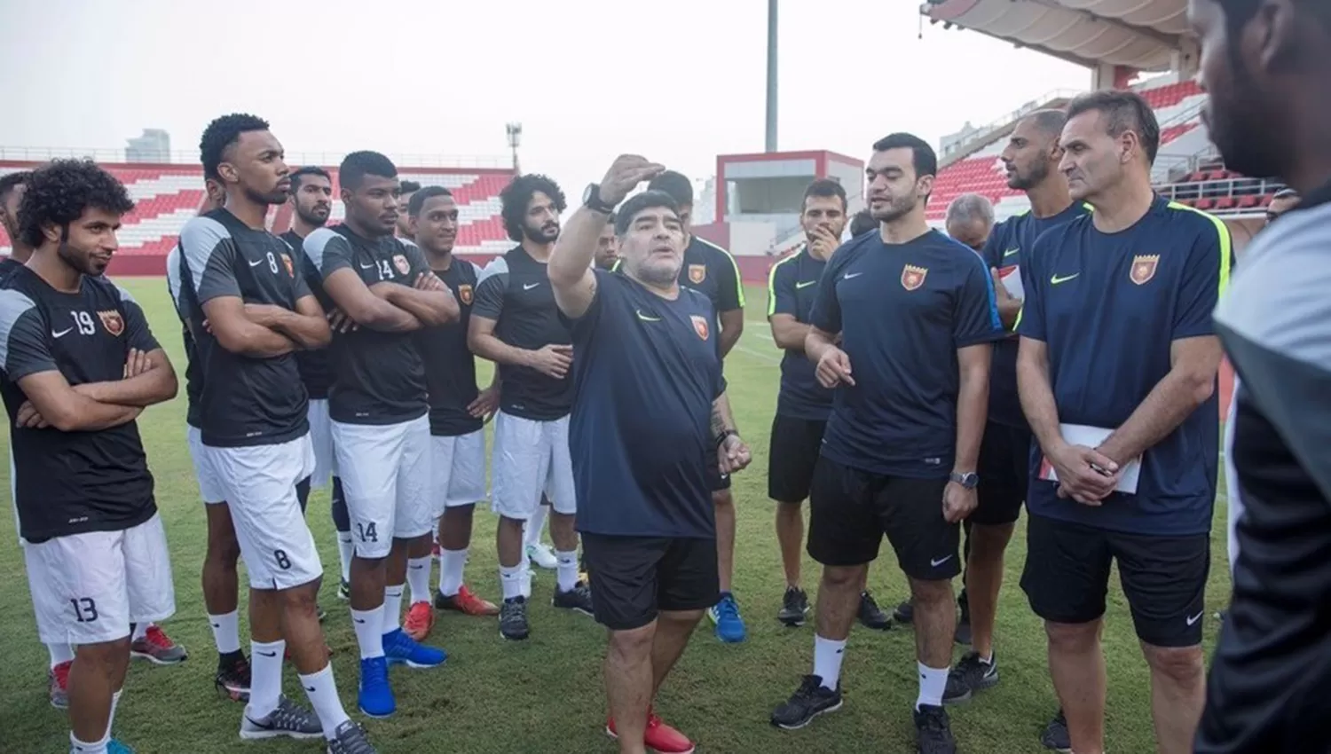 Maradona saludó a sus nuevos dirigidos. FOTO TOMADA DE WWW.CLARIN.COM