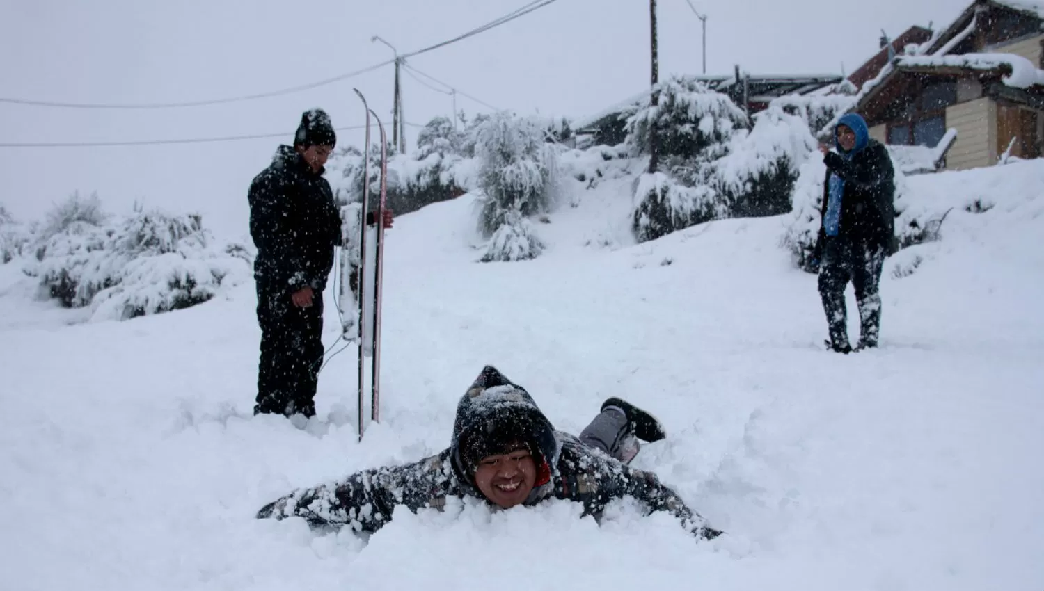 NIEVE EN EL SUR. Un grupo de personas juega en la nieve. DyN