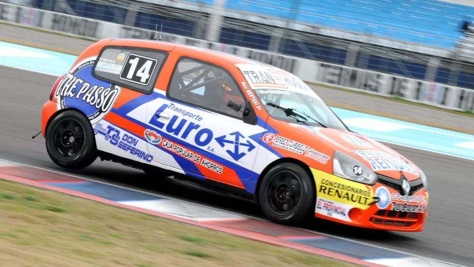 AL MÁXIMO. El Renault Clio de Bestani quedó muy cerca del mejor registro. El piloto sabe que será muy difícil llegar a la punta porque deberá llevar al límite el auto. apat.org.ar