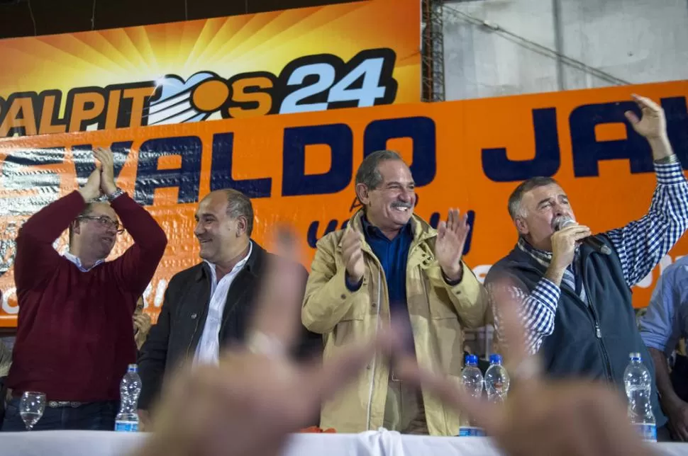 LA PRIMERA LÍNEA. Jaldo habla como precandidato, en un acto organizado por Caponio y al que asistieron el gobernador y el senador Alperovich. la gaceta / FOTO DE DIEGO ARAOZ