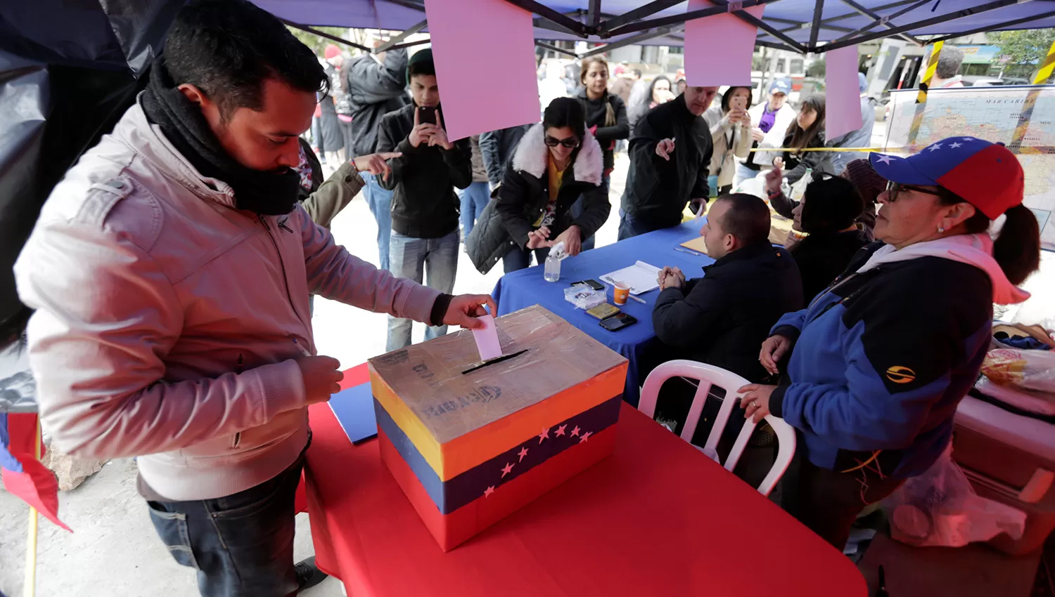 VOTANTES EN VENEZUELA (REUTERS)