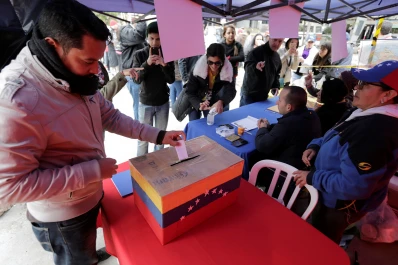 Millones de venezolanos votan en una consulta simbólica contra el Gobierno de Maduro
