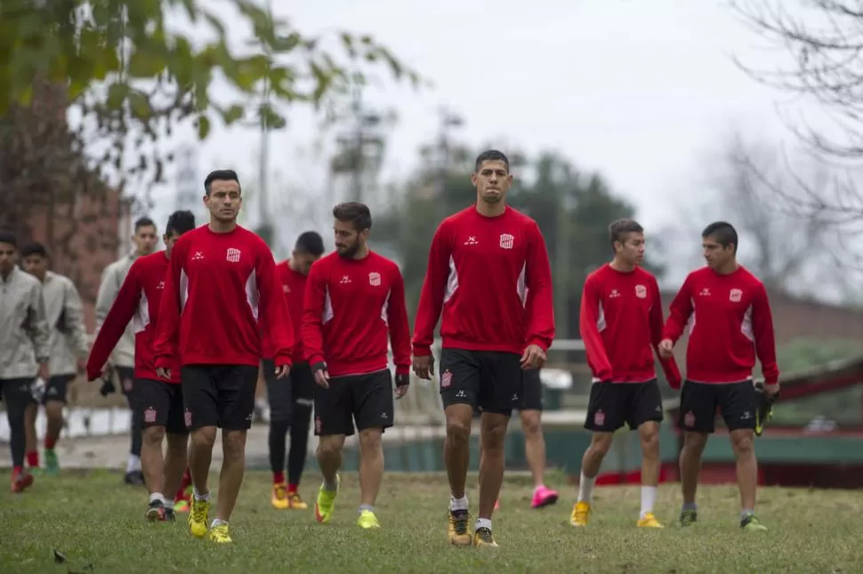 QUIERE SEGUIR. Moreira (derecha) dejó en claro que quiere continuar en San Martín, un club que, según sus palabras, lo ayudó a crecer.  la gaceta / foto de Antonio Ferroni (archivo)