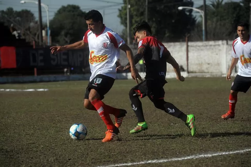 SIN DIFERENCIAS. Héctor López, de Sportivo, se lleva la pelota dominada ante la apremiante marca de Rodrigo Guerrero Jiménez, quien anotó el gol de Amalia. la gaceta / foto de franco vera