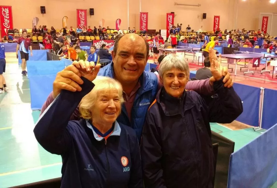 ¡SÍ SE PUEDE! Mena y Kruger -junto al dirigente Núñez- ganaron la medalla.  