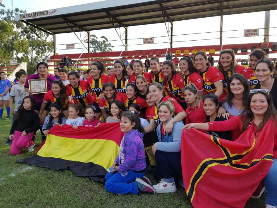 A LA COLECCIÓN. Las “Huarminales” festejan un nuevo título provincial. prensa urt