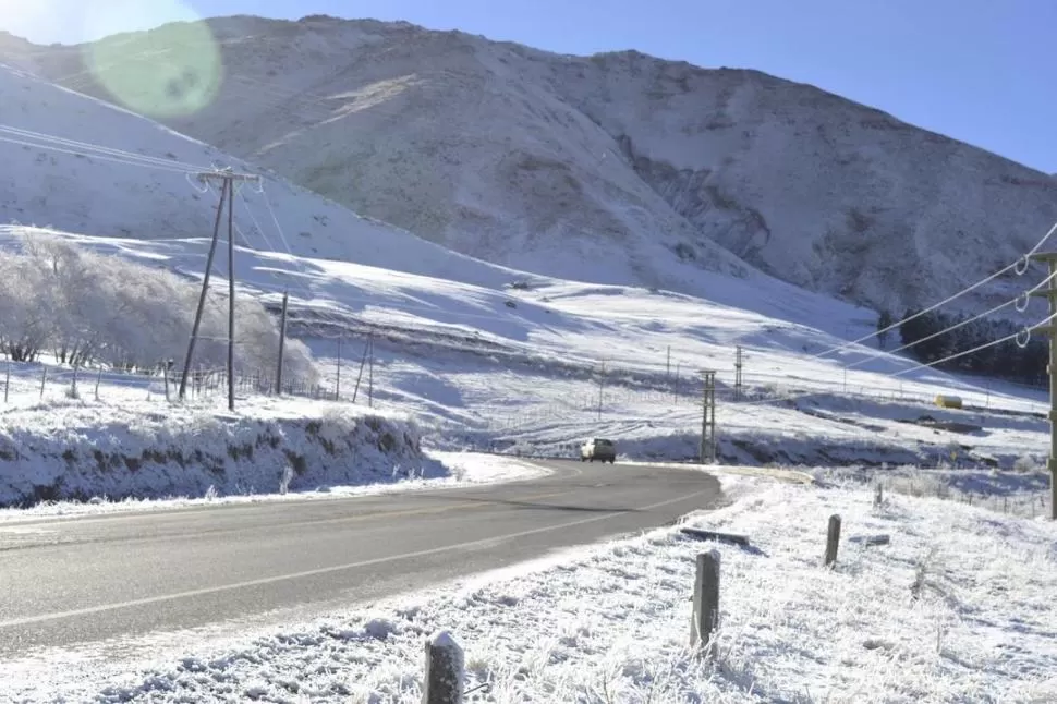 SORPRESA Y ENCANTO. El domingo estuvo todo el día nublado y cayó nieve a lo largo de la jornada; el valle se pintó completamente de blanco. Ayer el sol salió con todas sus fuerzas y el cielo estuvo despejado. fotos javier astorga - municipalidad de tafí del valle - la gaceta en whatapps