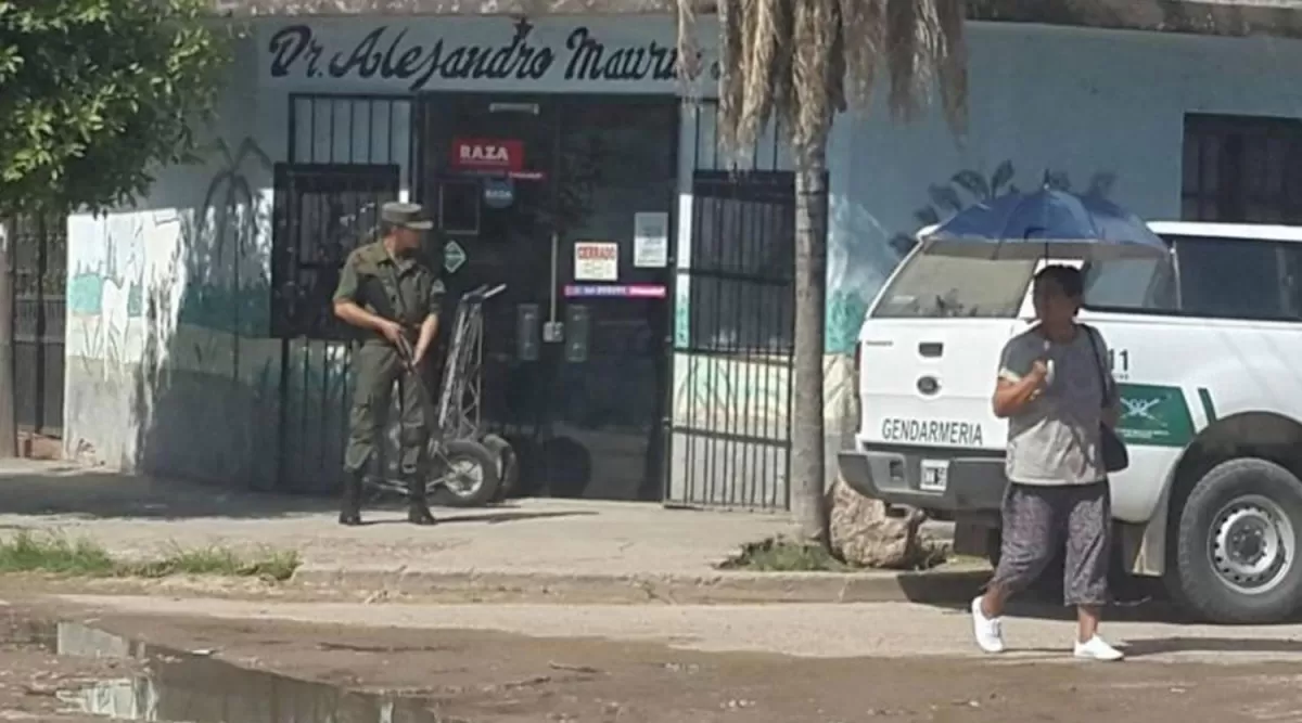 ORÁN. Un gendarme custodia una esquina oranense. ARCHIVO