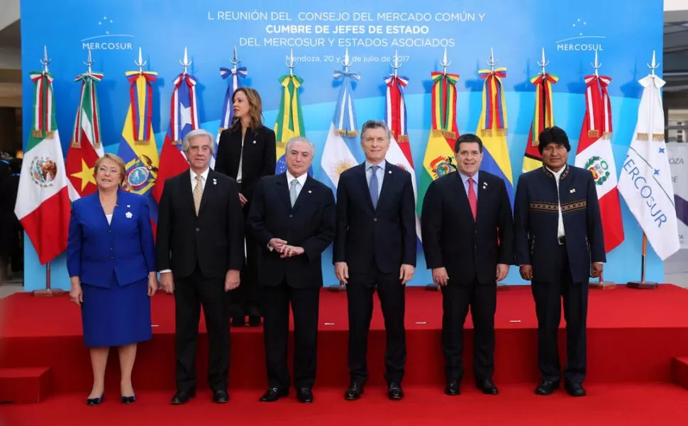 TODOS JUNTOS, PARA EL CIERRE. Bachelet, Tabaré Vázquez, Temer, Macri, Cartés y Morales posan en la tradicional imagen de la cumbre de presidentes. Reuters