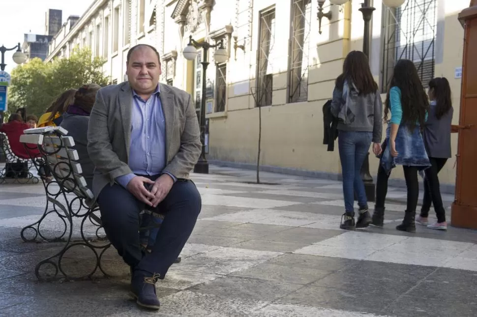 OBSERVADOR ELECTORAL. López Calendino este viernes en la peatonal.  la gaceta / FOTO DE DIEGO ARAOZ