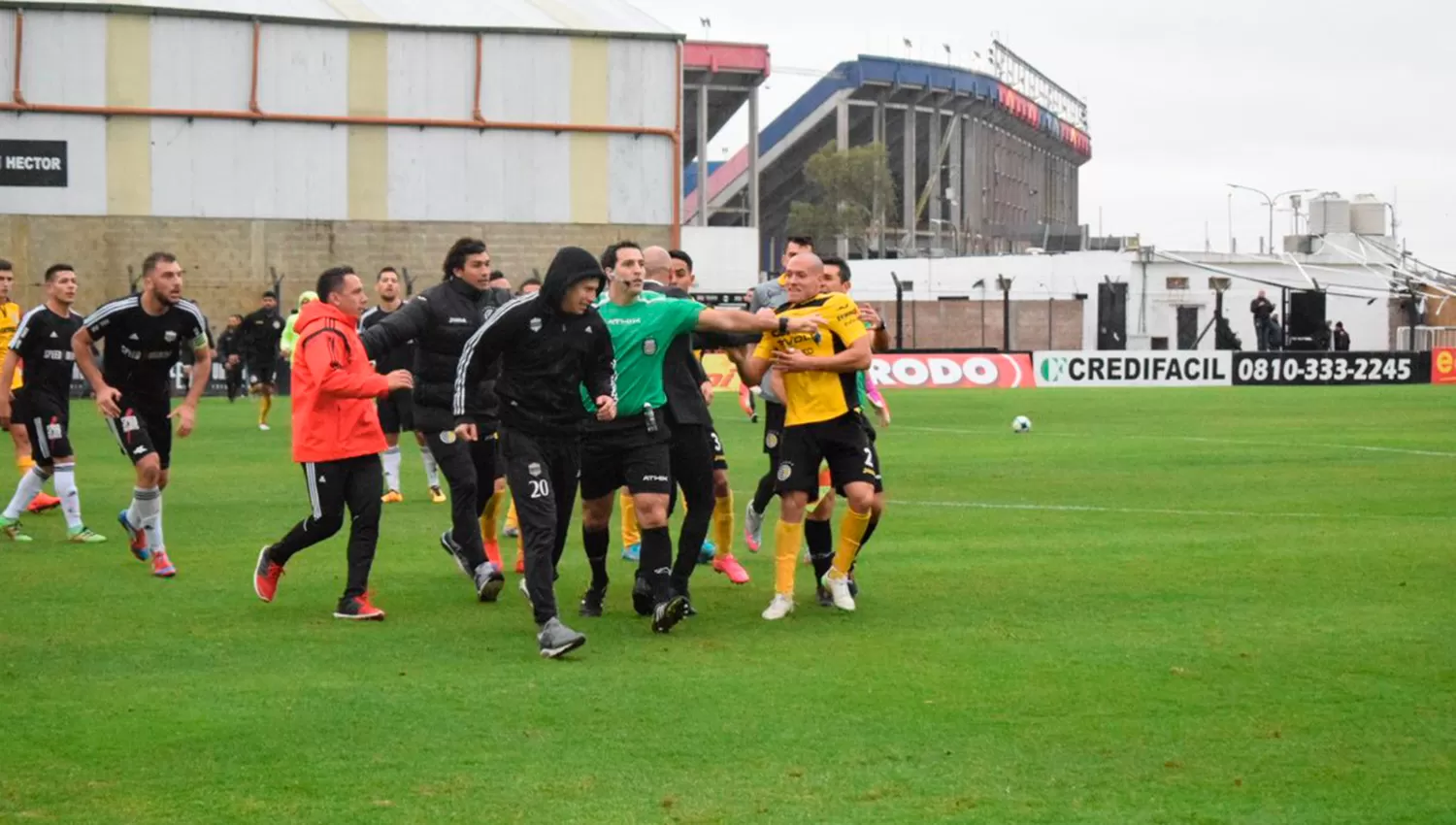 DISCUSIONES EN LA FINAL ENTRE RIESTRA Y COMUNICACIONES (FOTO TOMADA DE TWITTER)