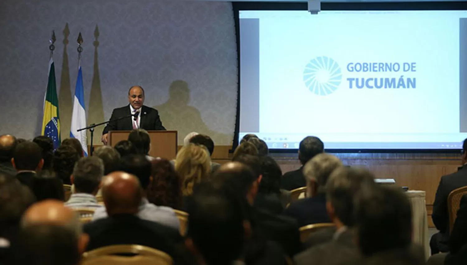 EN BRASIL. El gobernador Juan Manzur habla ante empresarios y funcionarios argentinos y brasileños en Río de Janeiro. FOTO TOMADA DE COMUNICACIÓN TUCUMÁN