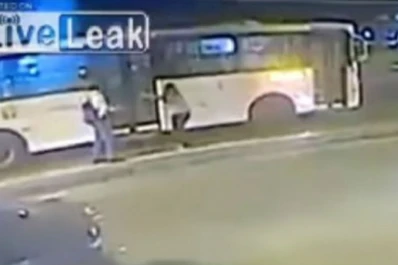 Video: intentó matar a su ex novia tirándola bajo las ruedas de un colectivo