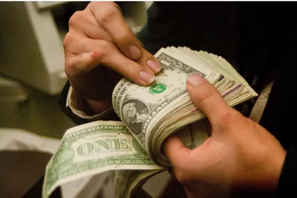 Los economistas prevén que el dólar se mantendrá cerca de los $ 18