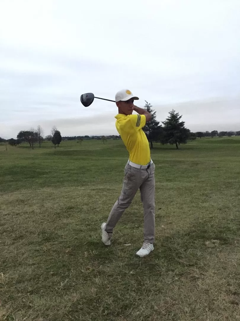 EN ACCIÓN. Agustin Monteros hizo 123 golpes en las dos jornadas, lo que presentó el mejor score del campeonato. prensa jockey club 