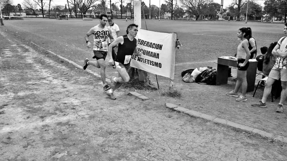 5.000 METROS. Lazarte (remera negra) finalizó segundo, detrás de Chavarría. foto federación tucumana de atletismo