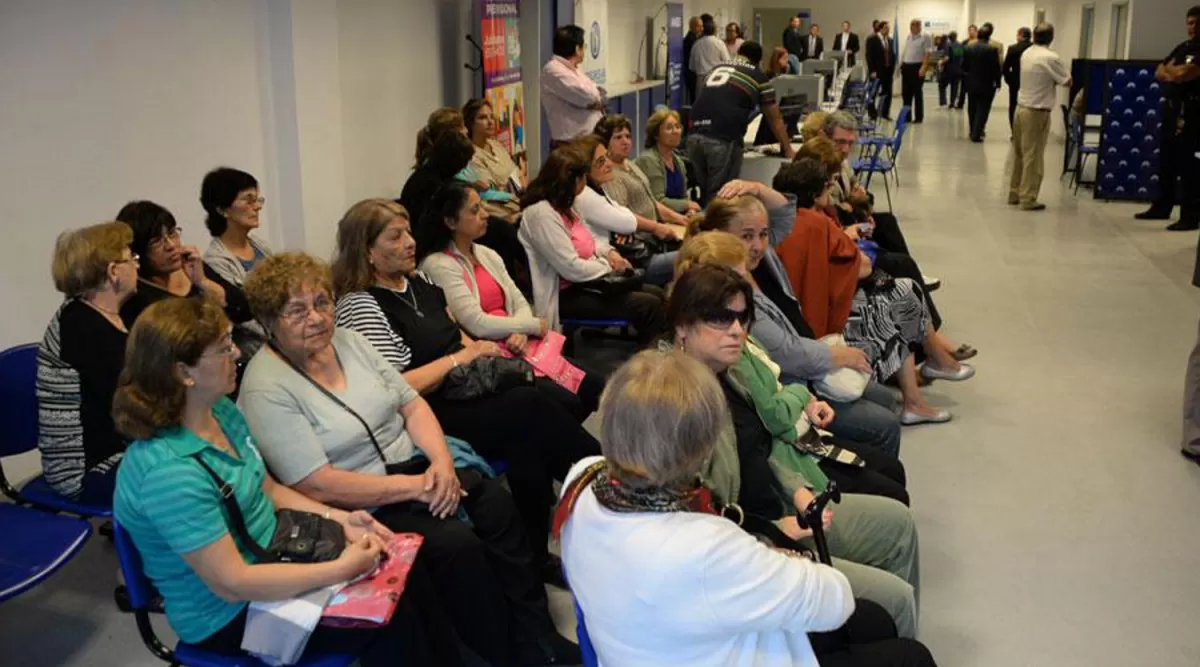 JUBILADOS EN LA ANSES. La posibilidad de que se incremente la edad jubilatoria generó polémica. ARCHIVO