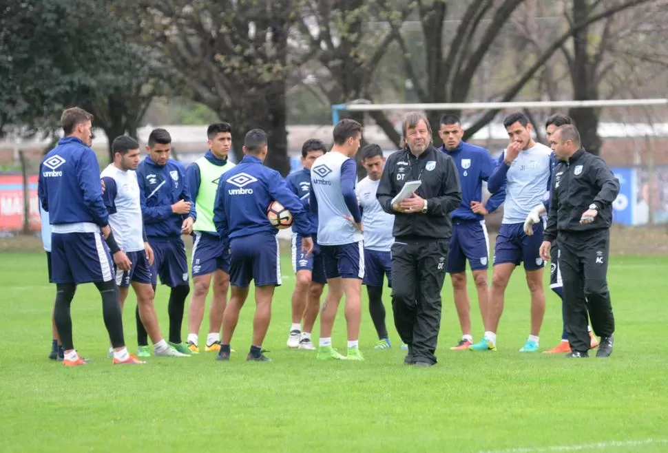 LOS NÚMEROS NO CIERRAN. El técnico Ricardo Zielinski camina con la libreta de apuntes en la mano durante la práctica matutina. A esa hora, el DT no sabía que iba a tener tantos problemas para formar el equipo que enfrentará hoy a los bolivianos. la gaceta / foto de Antonio Ferroni