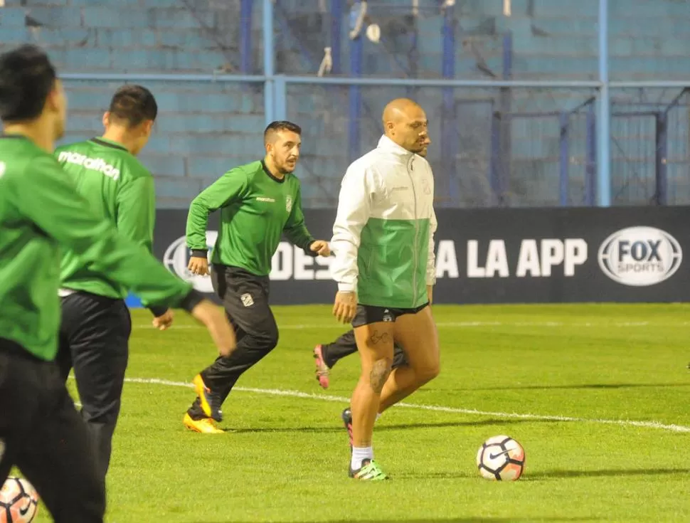 UNIPERSONAL. Freitas se las arregló para complicar prácticamente solo a la defensa “decana” y marcar dos goles en la ida. la gaceta / foto de hector peralta