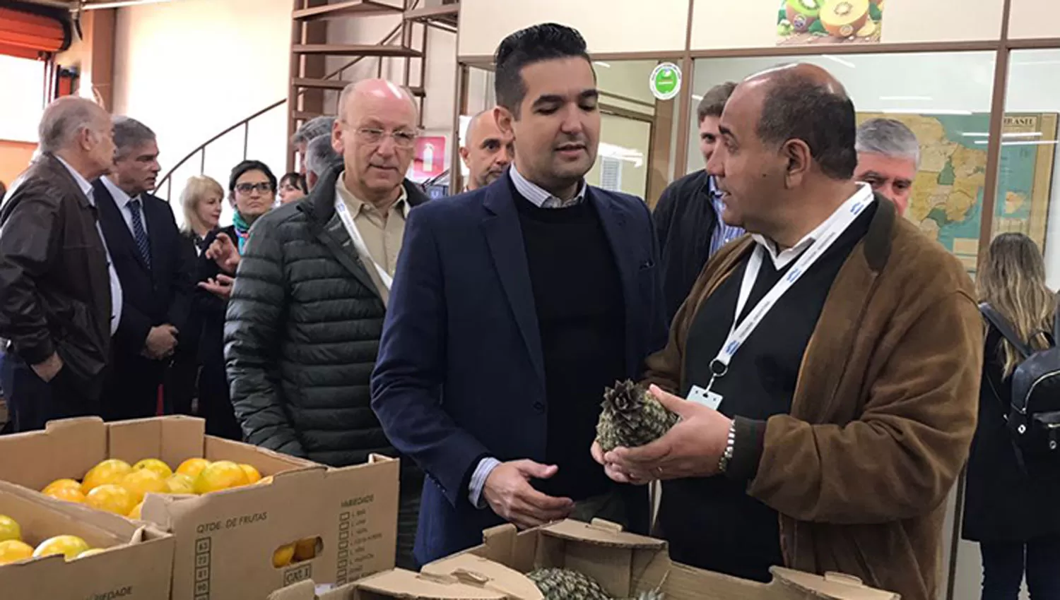 EN BELO HORIZONTE. El gobernador, durante la visita al mercado central de esa ciudad. FOTO TOMADA DE COMUNICACIÓN TUCUMAN