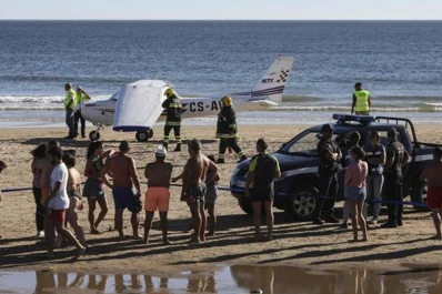 Dos personas murieron al ser atropelladas por una avioneta en una playa de Portugal