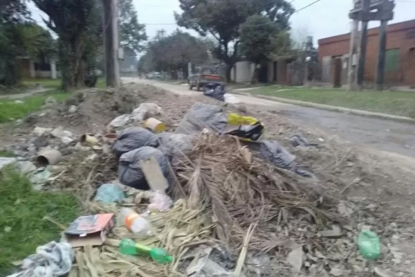 La basura cubre una esquina del barrio Marti Coll