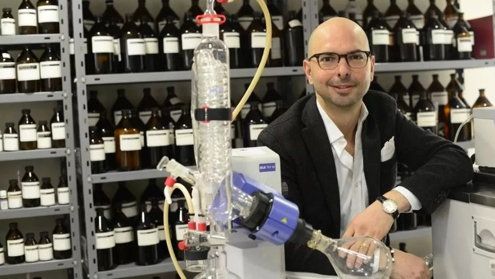 EL ALQUIMISTA. Julián Bedel en su laboratorio de perfumes Fueguia. CLARÍN.-