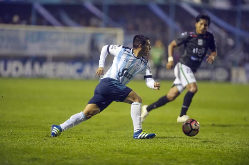 ALGO DE EXPERIENCIA. Guillermo Acosta lleva la pelota ante la mirada lejana de Helmut Gutiérrez. “Bebé” aportó su gran cantidad de partidos en Primera dentro de un equipo muy joven. la gaceta / foto de diego aráoz