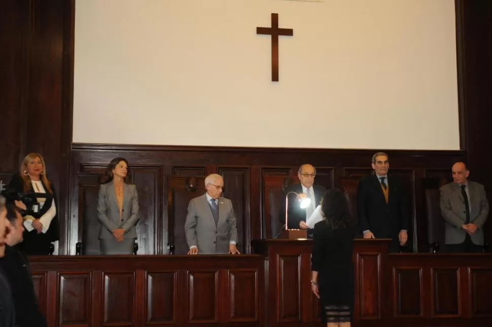 UNA CORTE SUPREMA AD HOC CON DOS MUJERES. Ruiz (sustituyó a Posse), Sbdar, Goane, Gandur, Estofán y Jiménez toman juramento a Iácono. la gaceta / fotos de analia jaramillo 