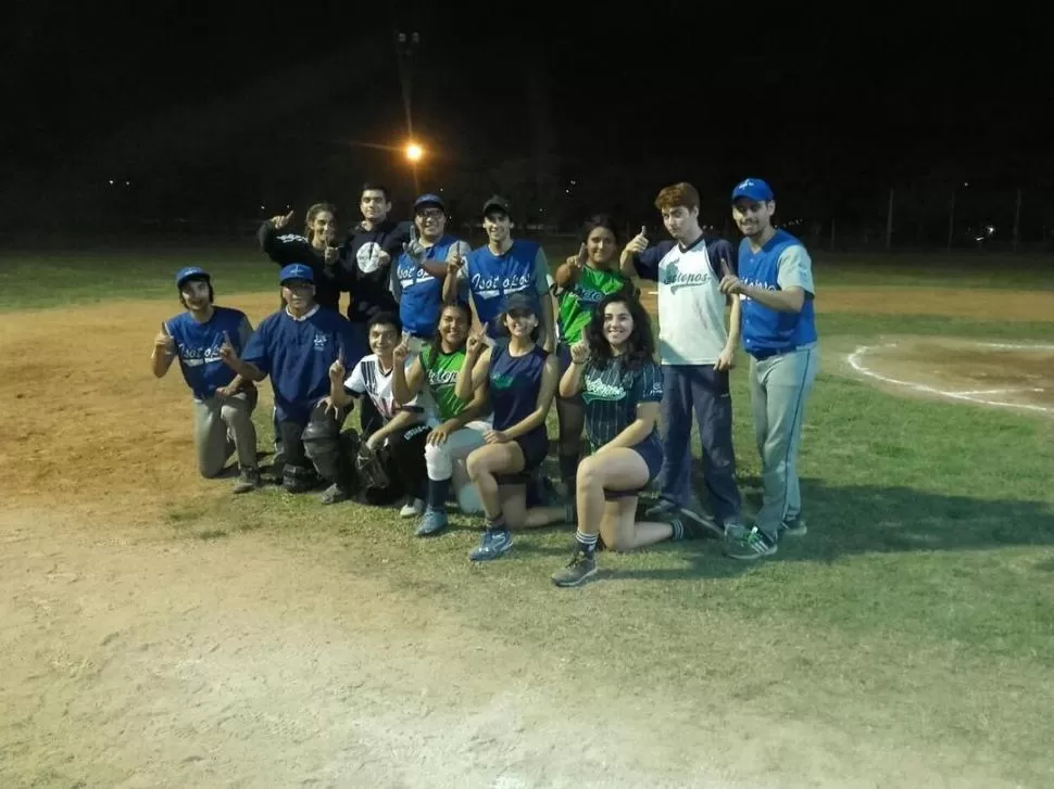 JUNTOS. Los chicos de Isótopos celebraron el título con las chicas de Primera. foto IGNACIO BUZZETTI 