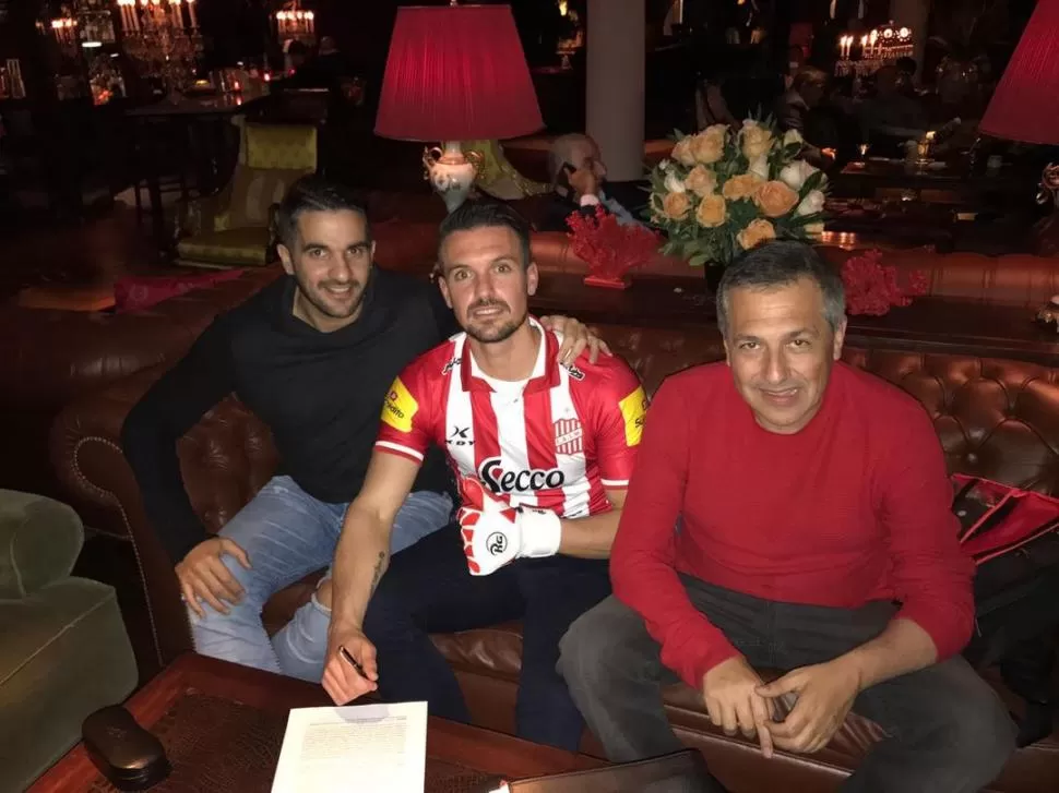 TODO OK. Cristian Correa, flanqueado por su representante y por el presidente Roberto Sagra, firmó ayer el contrato en Buenos Aires. Prensa Club San Martín