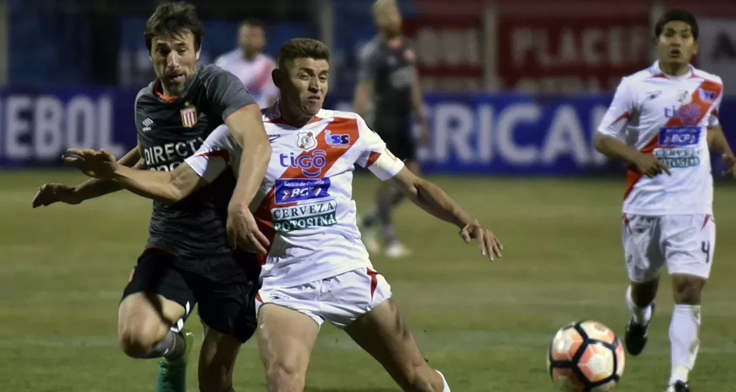 CON VENTAJA. Estudiantes venció por 1-0 en Potosí y, esta noche, buscará la clasificación en La Plata. FOTO TOMADA DE PLANETAFUTBOL.COM.EC