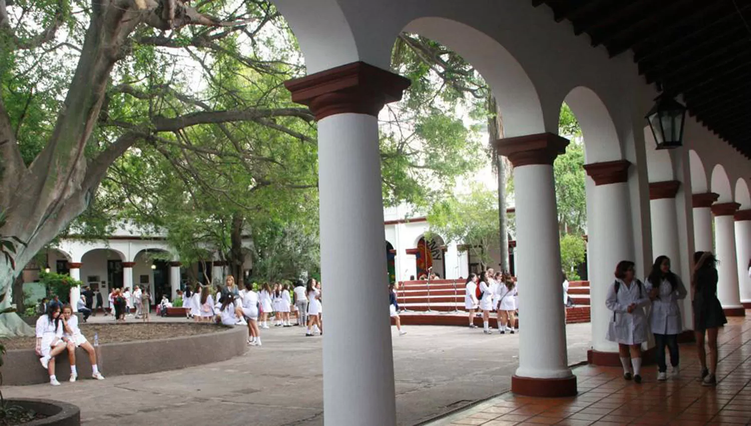 ESCUELA SARMIENTO. Postal del patio de la institución que desde el año pasado recibe varones. ARCHIVO