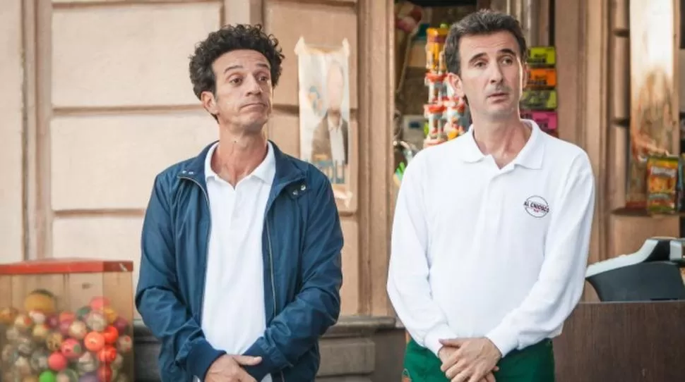 COMEDIANTES. Ficarra y Picone son dos habitantes de un pueblo siciliano. 