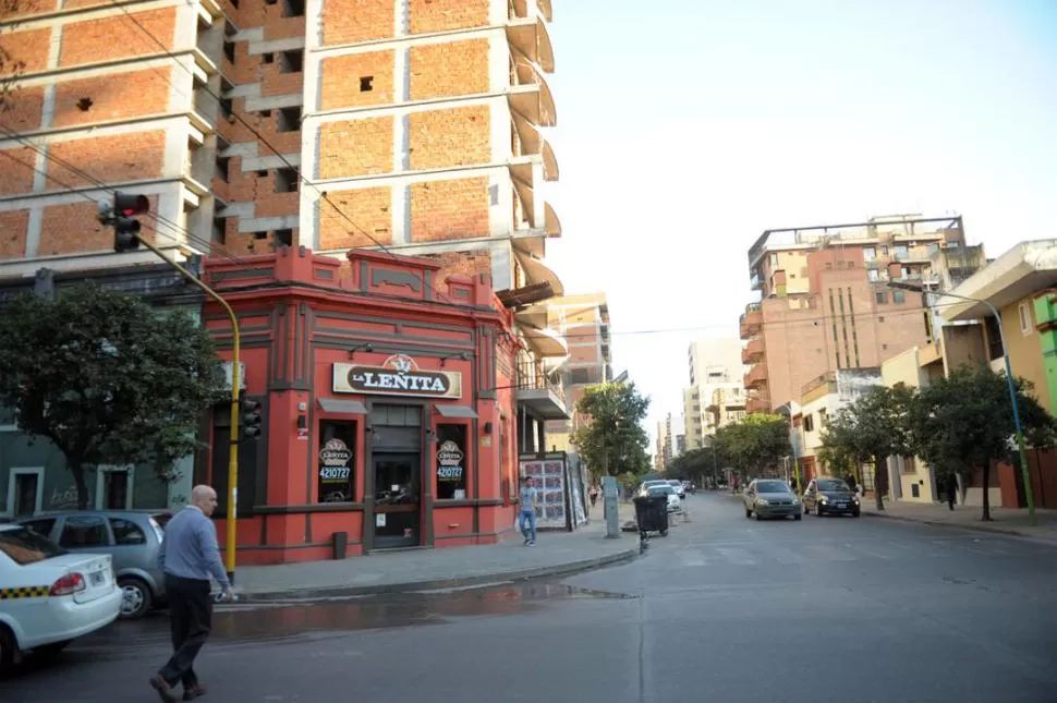 SORPRESA. Los vecinos dijeron que en esa zona son comunes los arrebatos, pero no los atracos a los comercios. LA GACETA / FOTO DE FRANCO VERA
