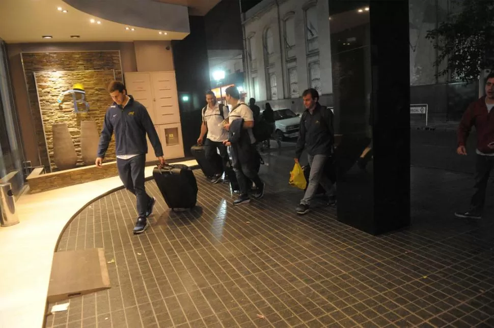 YA ESTÁN LOS INVITADOS. El plantel de Argentina XV llegó anoche a Tucumán. De azul, Santiago Portillo y Diego Ternavasio, los tucumanos de la delegación. A la derecha, “La Pantera” Manuel Montero. la gaceta / fotos de franco vera