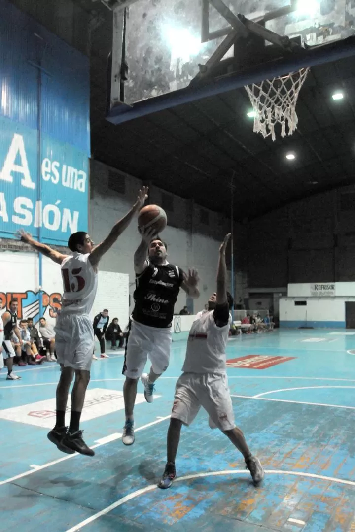DOMINADORES. Los jugadores de la “Cebra” cerraron bien el partido. la gaceta / foto de josé nuno