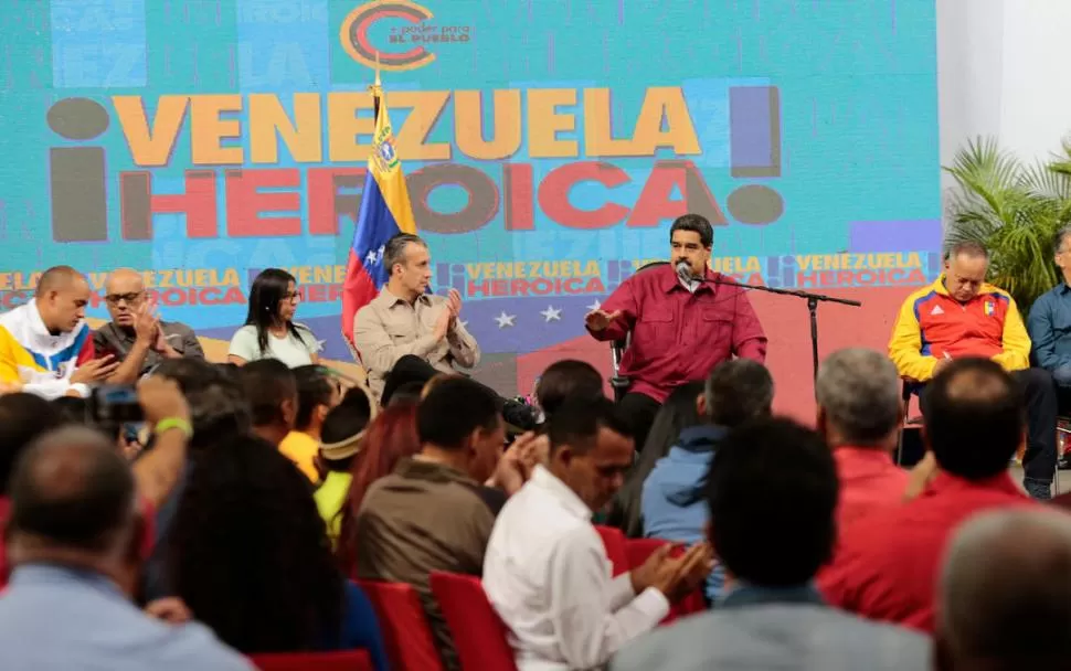 ARENGA DE MADURO.  El Presidente habla ante sus simpatizantes, explicando las razones de la postergación de la conformación de la asamblea. Reuters