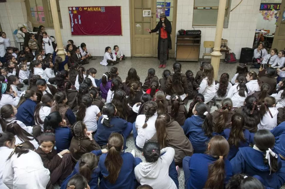 - EN LA ESCUELA SAN MARTÍN. La narradora Lyliam Ferré, de Bolivia, les cuenta historias a los alumnos. La acompañaron Silvia Israeilev, de la organización del Encuentro, y las narradoras Claudia Almirón y Marcela Perira.-