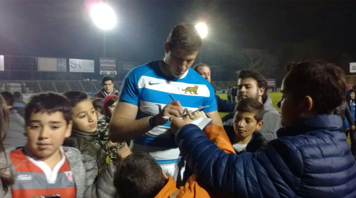 FELICES. Santiago Portillo se sacó fotos y firmó autógrafos al final del juego.FOTO LA GACETA/ MARIANA APUD.