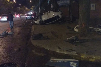 Dos jóvenes resultaron heridos en un accidente en avenida Aconquija