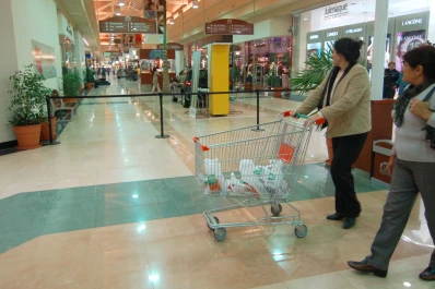 Un hombre fue aprehendido por intentar robar fernet en un shopping de Yerba Buena