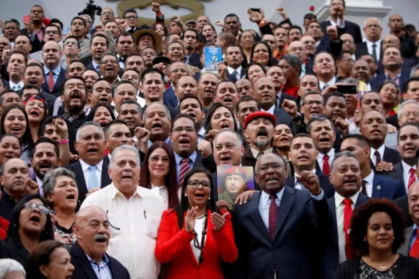 La Asamblea se instala, en medio de repudios