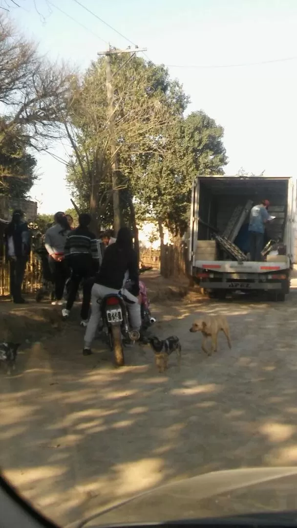 OPERATIVO EN LA COCHA. La asistencia se distribuyó, según un comunicado, a damnificados por las inundaciones de varias comunas del sur.   