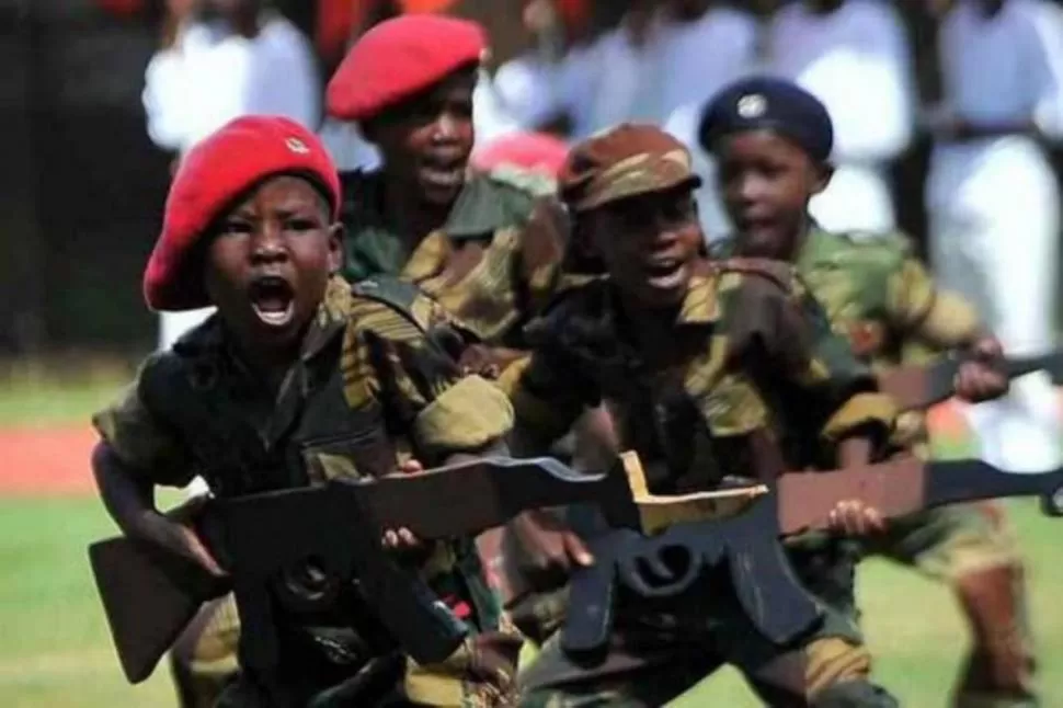 INFANTES. Son pequeños, pero ya saben usar armas para defenderse. captura de video