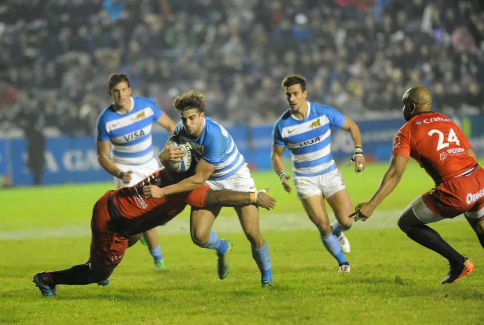 TACKLE. Juan Cruz Mallía intenta avanzar frente a la marca del enorme Mathieu Bastareaud. Argentina no pudo hacer mucho en el primer tiempo, pero emparejó en el segundo y terminó de buena manera. LA GACETA / FOTOS DE hector peralta