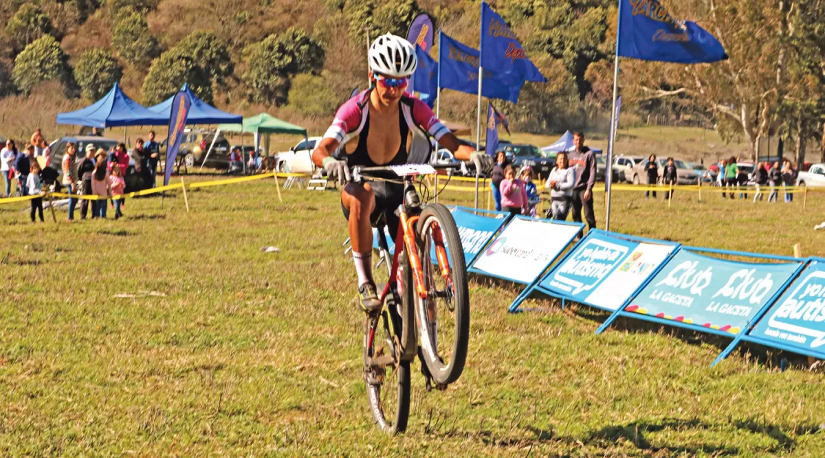 ÁLVARO MACÍAS. Realizó una pirueta al cruzar la meta. FOTO DE RAÚL CARRANZA