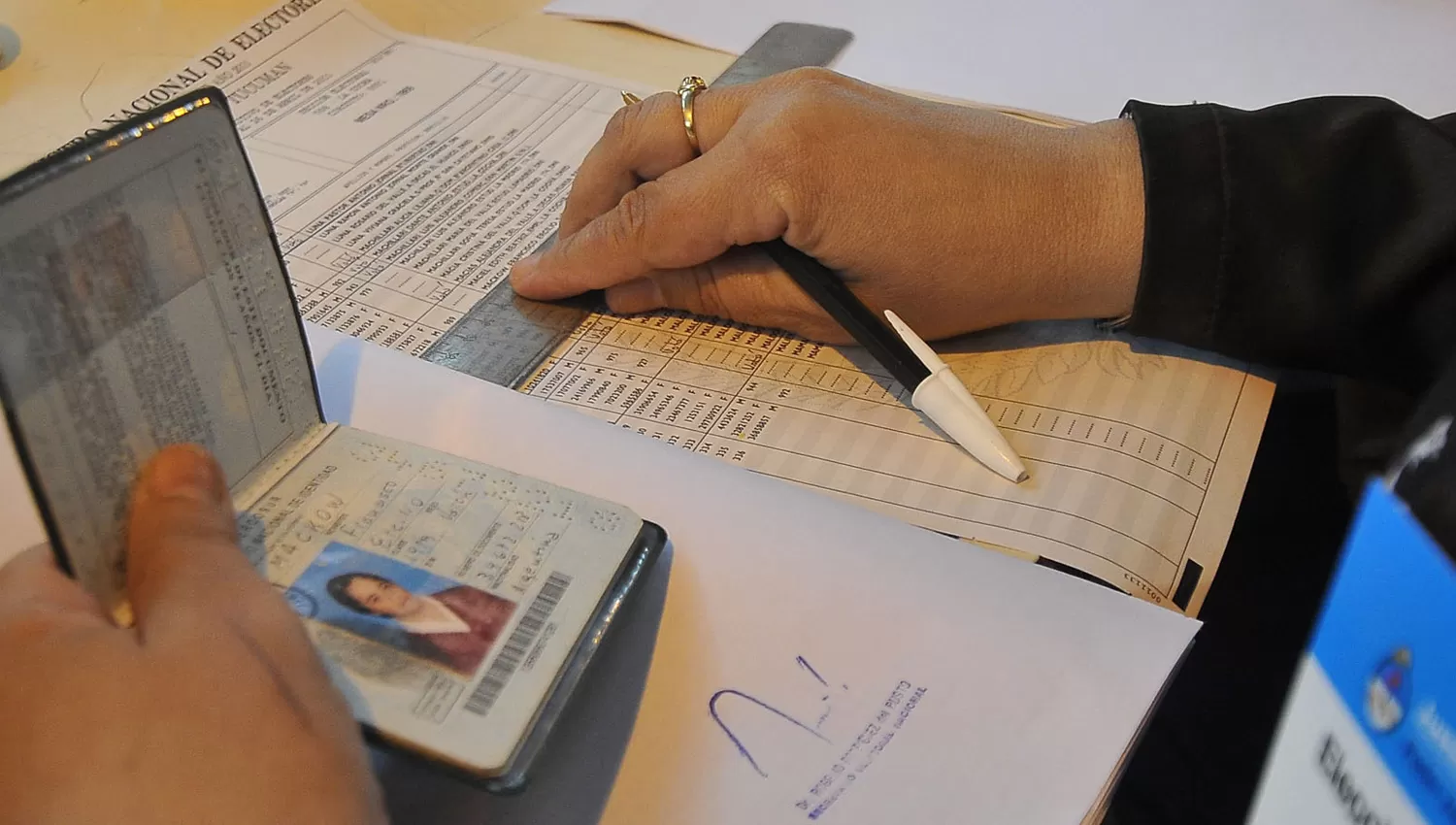 NO DEJES PARA MAÑANA... En pocos pasos podrás saber en qué establecimiento podrás emitir tu voto. ARCHIVO LA GACETA / FOTO DE OSVALDO RIPOLL