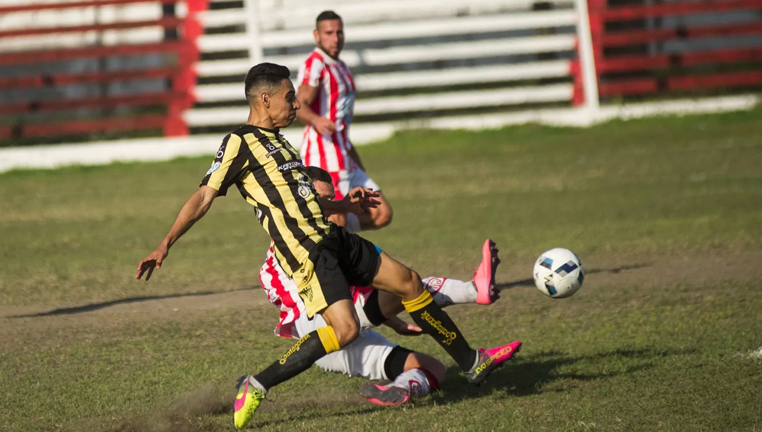 EL PARTIDO. Lastenia (amarillo y negro) venció a Bella Vista (rojo y blanco) de visitante. LA GACETA / JORGE OLMOS SGROSSO